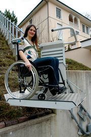 Treppenlift Plattformlift Rollstuhllift Behindertenaufzug Omega Patientenlifter im Einsatz