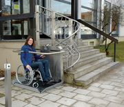 Treppenlift Plattformlift Rollstuhllift Behindertenaufzug T 80 Patientenlifter kurvige Ausgangsposition