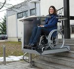 Treppenlift Plattformlift Rollstuhllift Behindertenaufzug T 80 Patientenlifter im Einsatz