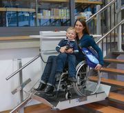 Treppenlift Plattformlift Rollstuhllift Behindertenaufzug Delta Patientenlifter im Einsatz
